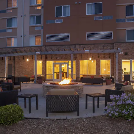 Courtyard Milwaukee Airport-2